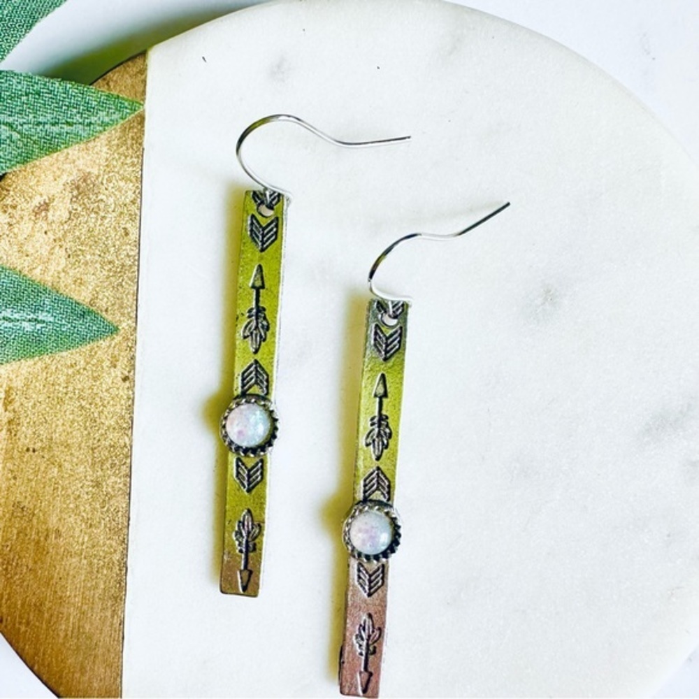 3/$22š©¶ Silver Arrow Stamped Earrings Etched Inlaid Iridescent Crystal NEW - Picture 10 of 15